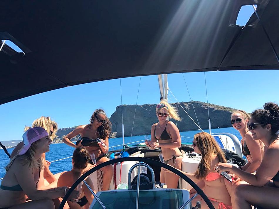 Brindis en la bañera del velero