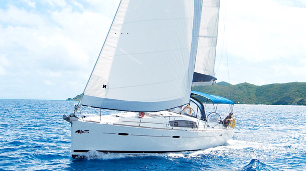 Velero navegando a toda vela