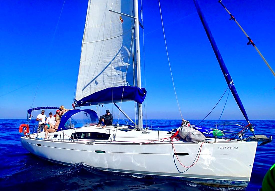 Velero navegando a vela con el grupo en cubierta